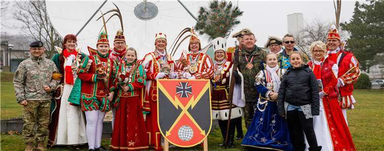Die Rheinbacher Tollitäten nahmen vor dem Parabolspiegel für ein Erinnerungsbild Aufstellung.Fotos: EICH