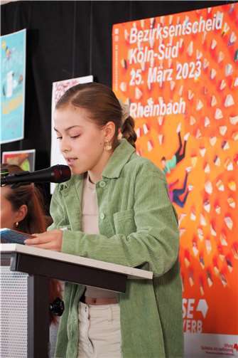 Die Rheinbacherin Julia Liess bei ihrem Wahltext „Das Jahr, in dem ich Lügen lernte“.
