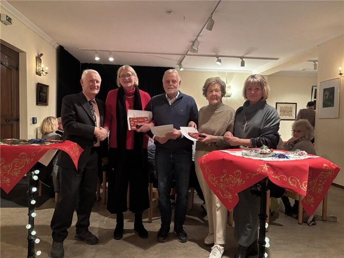 Die Rheinbreitbacher Christdemokraten ehrten bei ihrer Weihnachtsfeier verdiente Mitglieder für langjähriges Engagement. Unser Bild zeigt von links Parteichef Dr. Heinz Schmitz, Ulrike Jossen (40 Jahre Mitglied), Josef Schneider (45 Jahre), Anny Baumann (20 Jahre) und die Mitgliederbeauftragte Petra Baumann-Kreft.  Foto: Arne Küenzlen