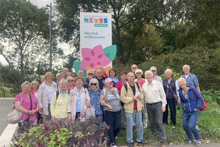 Die Rheinbreitbacher Gartenfreunde erlebten einen tollen Tag auf der Landesgartenschau in Neuss, den Vereins-Vize Jupp Weich (vorn Mitte mit Zettelblock) wieder hervorragend organisiert hatte.