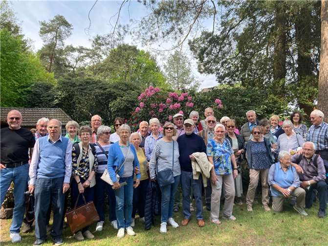 Die Rheinbreitbacher Gartenfreunde mit dem Vereinsvorsitzenden Norbert Buchbender (links) und Vize Josef Weich (3. von links) im Hobbie-Park in Westerstede.  Foto: Heinz Schmitz