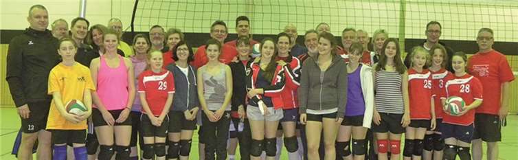 Die Rheinbreitbacher Volleyballer verschiedener Alters- und Leistungsklassen beim gemeinsamen Turnier in der Hans-Dahmen-Halle; rechts Abteilungsleiter Wilfried Wirz.privat