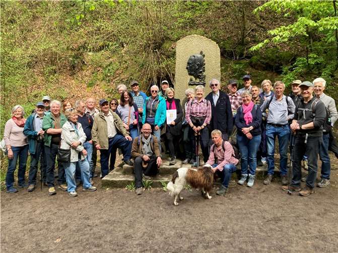 Die Rheinbreitbacher Wandergruppe um Führerin Martina Rohfleisch (12.v.li.) intonierte am Willi Ostermann-Denkmal im Nachtigallental oberhalb Königswinters das Marschlied „Da, wo die sieben Berge am Rheinesstrande steh´n“, das Ostermann 1930 komponiert hat. Foto: Heinz Schmitz