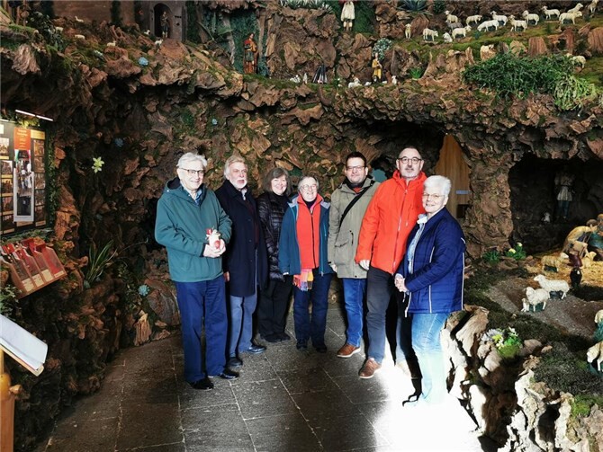 Die Rheinbrohler Naturwurzelkrippe stieß bei den Martinspilgern vom Mittelrhein auf große Resonanz.  Foto:Klaus Börsch