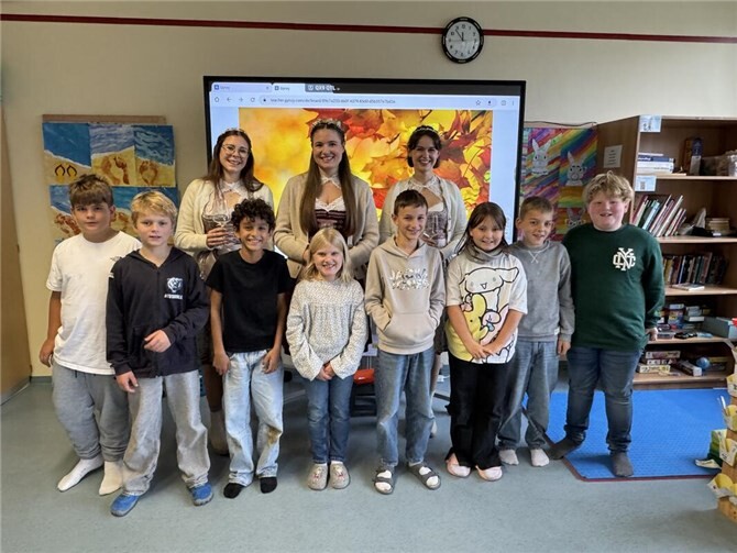 Die Rheinbrohler Weinmajestäten zu Besuch in der Astrid-Lindgren-Schule.  Fotos: privat
