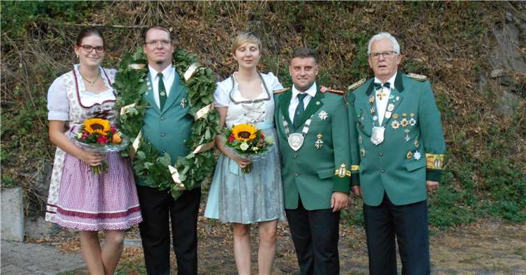 Die Rheinecker Schützen ermitteln am kommenden Wochenende die Nachfolger der amtierenden Majestäten (v. l.): Bianca Flügge, König Christian Flügge, Bürger- und Campingkönigin Jessica Kreyer, David Kreyer (König 2017) und Rudi Sprach (Bezirkskönig 2017). Foto: privat