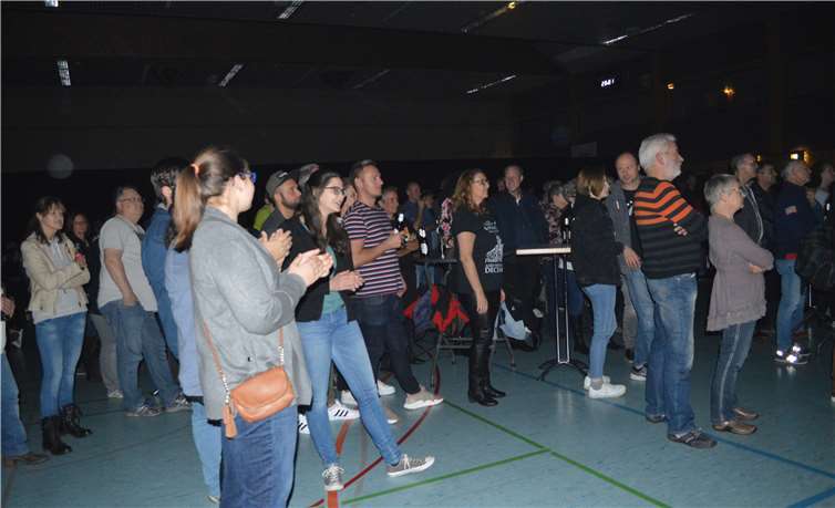 Die Rheinhalle war mit vielen Fans gefüllt.