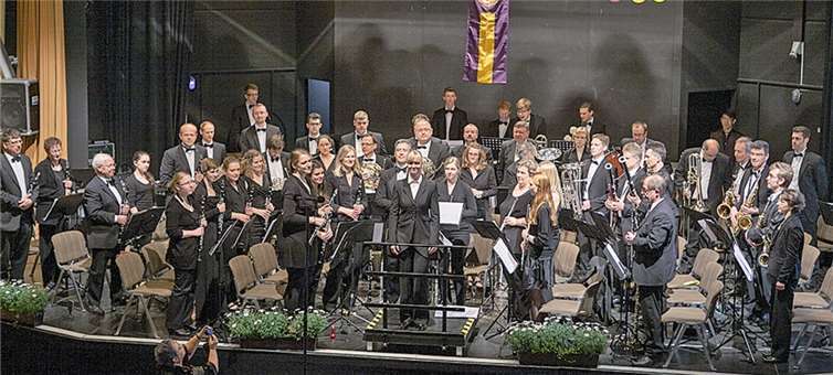 Die Rheinische Bläserphilharmonie gab ein Benefizkonzert in der Aula des Schulzentrums Berkum zu Gunsten des Lions Club Meckenheim-Wachtberg. -VJ-