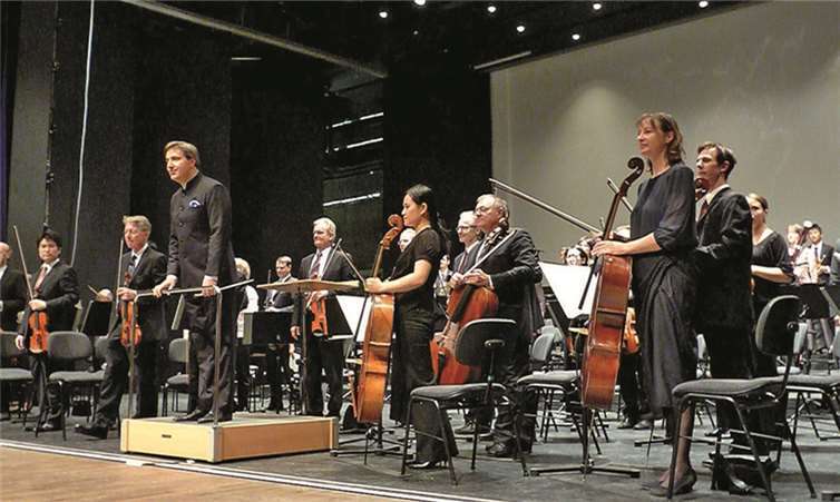 Die Rheinische Philharmonie eröffnete unter ihrem Chefdirigenten, Daniel Raiskin, das Konzert.