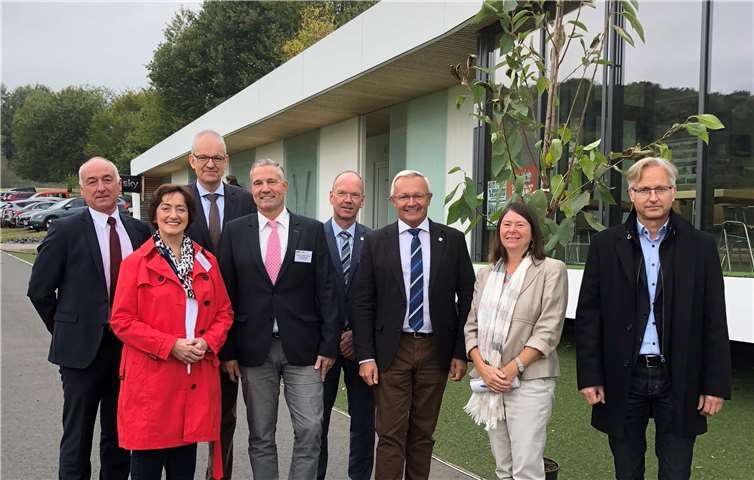 Die Rheinland-Pfälzische Forstministerin Ulrike Höfken und der Neuwieder Landrat Achim Hallerbach eröffneten die Westerwälder Holztage in Herschbach/Oww., die detailliertere Informationen durch Referenten des Gemeinde- und Städtebunds, der Vermarktungsgesellschaft Westerwald-Taunus und der Wirtschaft bot.  Kreisverwaltung Neuwied