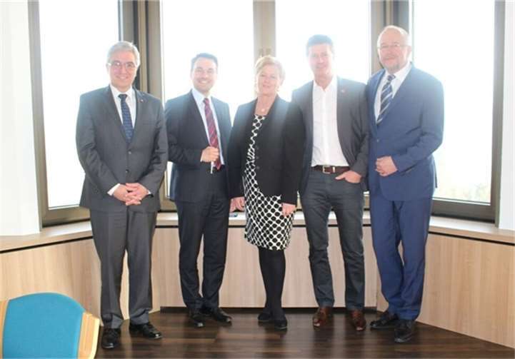 Die Rheinland-Pfälzischen Landespolitiker nutzten die Chance, um einen regen Austausch zwischen Landes- und Bundespolitikern zu gewährleisten und einige Anregungen aus Rheinland-Pfalz weiterzugeben.Privat