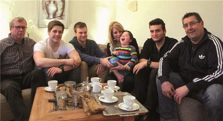 Die „Rheinland Youngsters“ spendeten die Siegprämie vom Nette-Cup dem kleinen David und Familie.privat