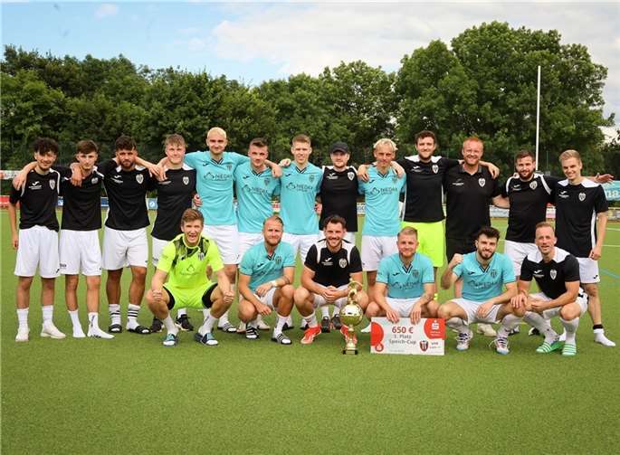 Die Rheinlandliga-Elf des VfB Linz gewinnt den Speich-Cup 2024. Fotos: Max Jäger