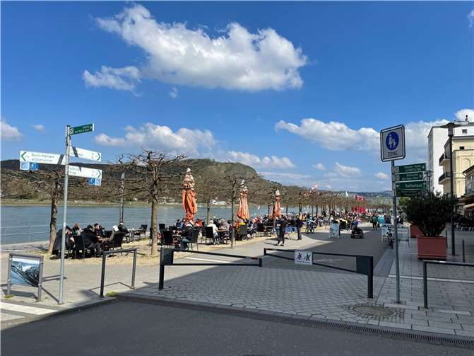 Die Rheinpromenade lädt zum Verweilen ein.  Foto: ROB
