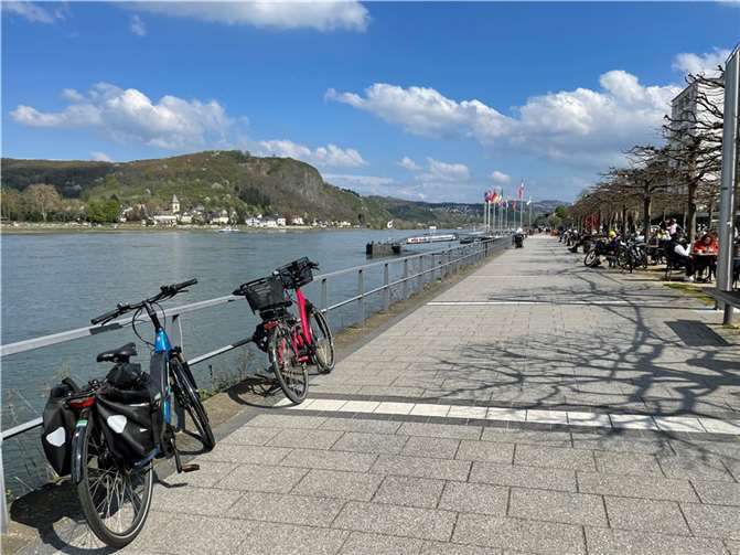 Die Rheinpromenade mit der Erpeler Ley im Hintergrund Foto: ROB