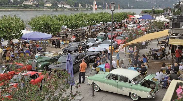 Die Rheinpromenade war der Schauplatz für chromblitzende Boliden und Motorsportfans aus Nah und Fern bei der Caracciola-Rallye. AB