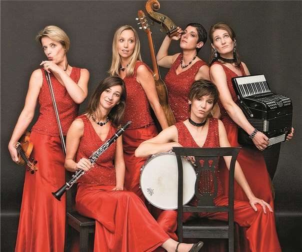 Die Rheinsirenen sorgen beim Publikum für Überraschungseffekte. privat