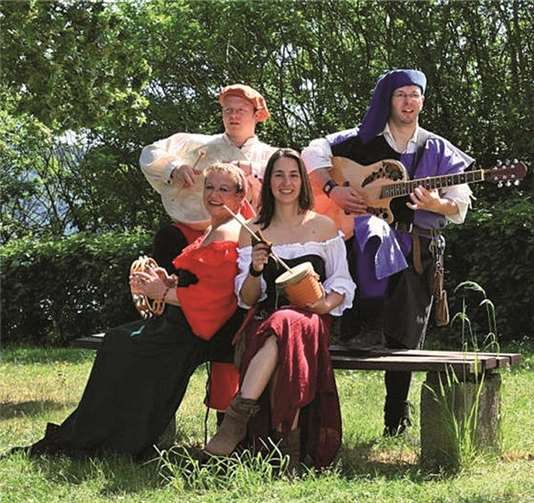 Die Rhenser Spielleut „Viribus Unitis“bezaubern mit romantischen Weisen. Maurer