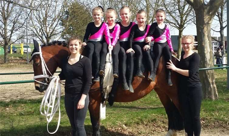 Die Richterinnen lobten die bereits guten Ausführungen und die Konzentration der Voltigiererinnen und die Gelassenheit von Pferd Lotte. Privat