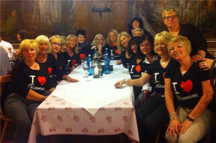 Die Riedener Möhnen sehen dem Bunten Abend erfreut entgegen.privat