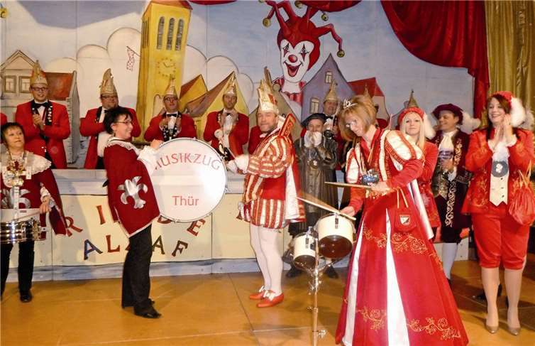 Die Riedener Tollitäten unterstützen den Thürer Musikzug mit ihrem musikalischen Können.