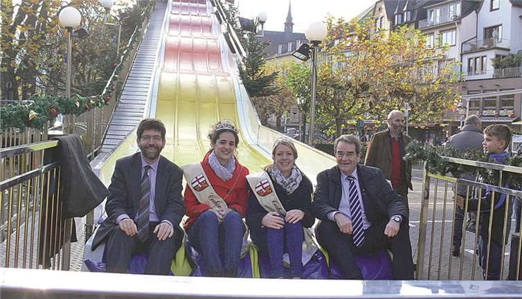 Die „Riesen-Weihnachts-Wellen-Rutsche“ ist eine beliebte Attraktion für große und kleine Besucher. Die beiden Cochemer Bürgermeister rutschten zur Eröffnung zusammen mit den beiden städtischen Weinmajestäten.