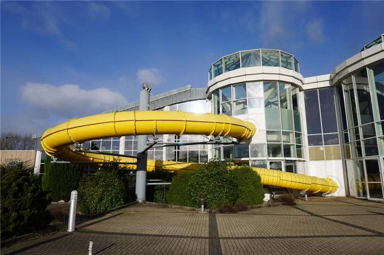 Freizeitbad „Tauris“ steht für 1 Euro zum Verkauf Die Riesenrutsche war vor allem bei den jungen Badegästen beliebt.