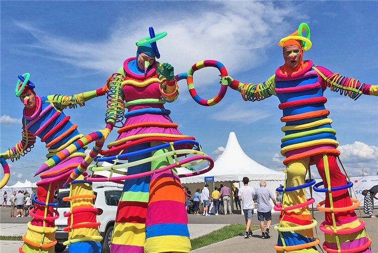 Die „Ringelschlingel“ sorgen für ein fröhlich-verrücktes Farbspektakel.  Foto:Stelzentheather Circolo