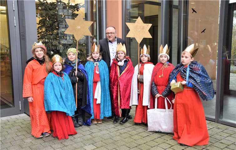 Die Ringener Sternsinger wurden bei ihrem Besuch im Ringener Rathaus von Michael Schneider empfangen. privat