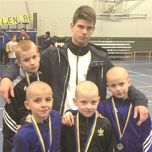 Die Ringer-Jugend mit ihren Medaillen beim Turnier in Belgien. privat