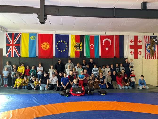 Die Ringer des RC Neuwied bei der Eröffnung der Vereinshalle.  Foto: privat