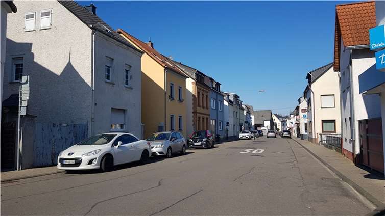 Die Ringstraße in Mülheim-Kärlich ist ausreichend breit, um den derzeit noch unterirdisch verlaufenden Bach wieder an das sprichwörtliche Licht der Öffentlichkeit zu bringen. Fotos: KH