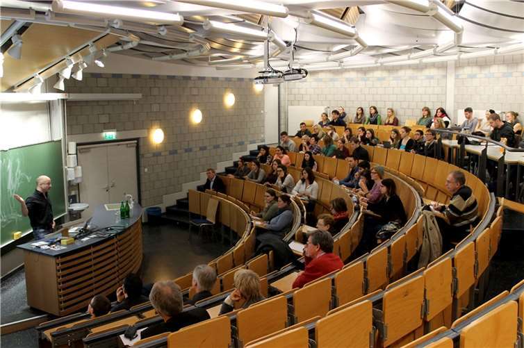 Die Ringvorlesungsreihe zum Thema „Islamismus/Islamfeindlichkeit“ in der Hochschule Koblenz war vom Gleichstellungsbüro, dem Institut für Forschung und Weiterbildung des Fachbereichs Sozialwissenschaften und dem Beratungsnetzwerk gegen Rechtsextremismus in Rheinland-Pfalz, Koblenz/Mittelrhein, organisiert worden. privat