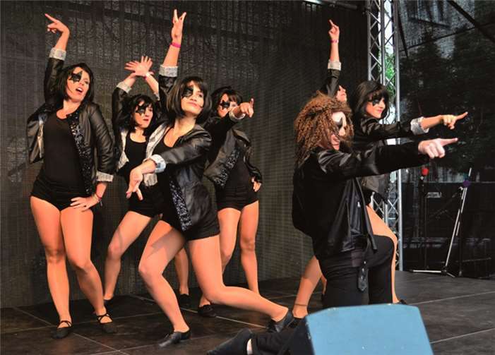Die Rise-Up Musical-Company wurde 2012 vom Koblenzer Stunden gegründet und erhielt beim CSD tosenden Beifall.