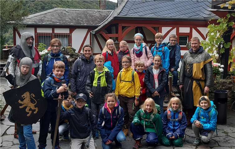 Die Ritter Ansgar und Berlewin und Knappe Josh, mit den beiden Lehrkräften und die Horde der 4. Klasse in der Burganlage. Foto: privat