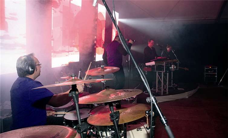 Die Rock-Band „Sidewalk“ heizte beim Junggesellenfest in Niederlützingen den Gästen mächtig ein.WER