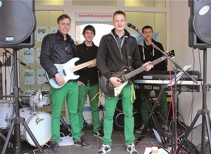 Die Rock-Band „The Fläsh“, Preisträger des diesjährigen Singer-Songwriter-Wettbewerbes, präsentierte sich vor dem Voigtstor.