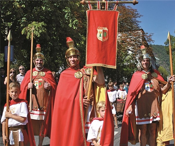 Die Römer von der 1. Kohorte, 2. Manipel, 3. Zenturie, reisten über den altrömischen Moselweg aus Ediger-Eller an.