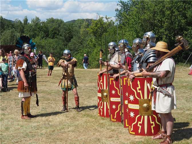 Die Römergruppe LEGIO XXII Primigenia Pia Fidelis Cohors I, kurz LEGIO XXII COHORS I lud die Besucher auf eine authentische Zeitreise in das alte, römische Reich vor 2000 Jahren ein.  Fotos: BS