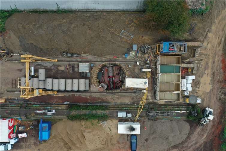 Die Rohrpressung zur Querung der B9/Deutschen Bahn ist in vollem Gange. Foto: Berthold Becker Büro für Ingenieur- und Tiefbau GmbH