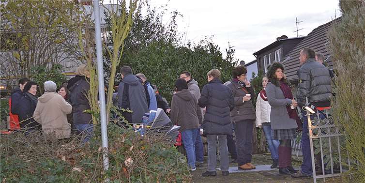 Die Rolandswerther Bürger genossen in geselliger Runde die Einstimmung auf das Fest. AB