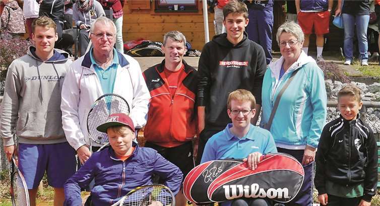 Die Rolli-Tennisspieler bewiesen in der Turnierpause ihr Können: Christoph Minkus, Jürgen Kugler, Frank Nelles, Jonas Voh und , Elke Kugler (o.R.v.l.), Theo Gartke, Christian Burg und Luca Schür (u.R.v.l.).privat