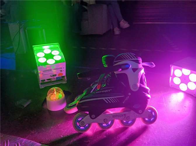 Die Rollschuh-Disco war nicht nur für diejenigen, die dem Motto getreu nach rollten, ein Highlight. Viele junge Leute besuchten auch normal beschuht das Jugendzentrum, um eine heiße Sohle auf den Hallenboden legen zu können. Foto: Jugendzentrum Andernach/ Guido Krämer