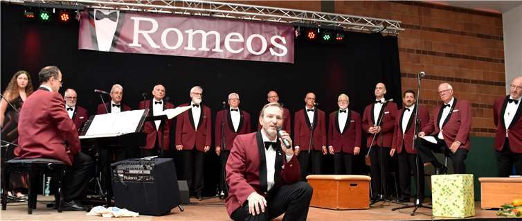 Die Romeos mit Chorleiter Axel Hoffmann vorne begeisterten fast 230 Zuhörer. Fotos: HEP