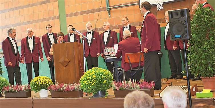 Die Romeos verabschiedeten den Pfarrer musikalisch, was gut ankam, denn der Pfarrer singt im Kirchenchor.WT