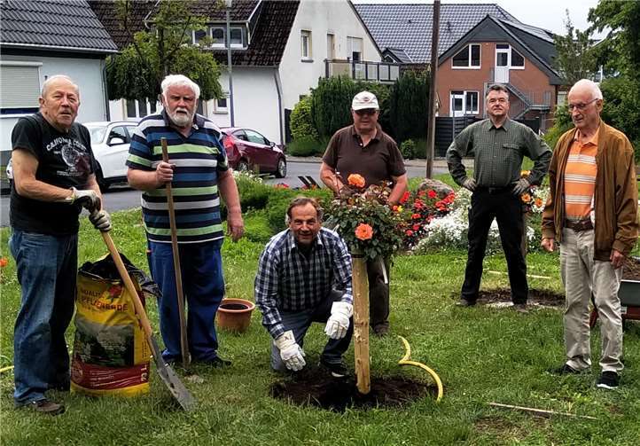 Die „Rosenkavaliere“ von Gladbach bei den Pflanzarbeiten. Im Hintergrund ist die neu bepflanzte Sonnenuhr zu sehen.Foto: privat