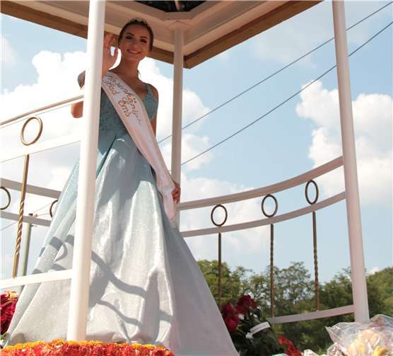 Die Rosenkönigin Alexandra Hermann grüßt vom Prunkwagender Staatsbad Bad Ems GmbH.