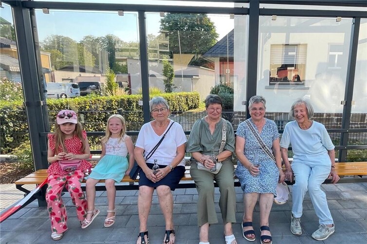 Die Roßbacher Bürgerinnen und Bürger können nun wettergeschützt auf ihren Bus warten. Vertreter aller Generationen nahmen schon einmal die Gelegenheit zum „Probesitzen“ wahr.