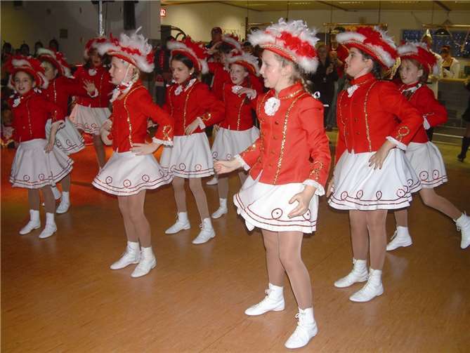 Die Rot-Weißen Funken Unkelbach begeisterten beim Kinderball in der guten Stube Unkelbachs. AB