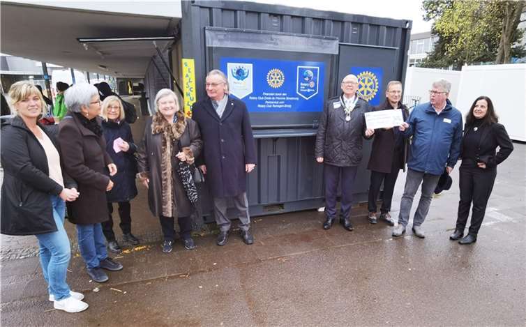 Die Rotarier aus Straßburg mit den Partnern aus Remagen, Bad Neuenahr der Stadt Sinzig und der Schule bei der Übergabe des neuen Imbisscontainers.  Foto: BL